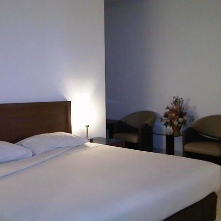 Hotel Lucky Inn Манадо Экстерьер фото