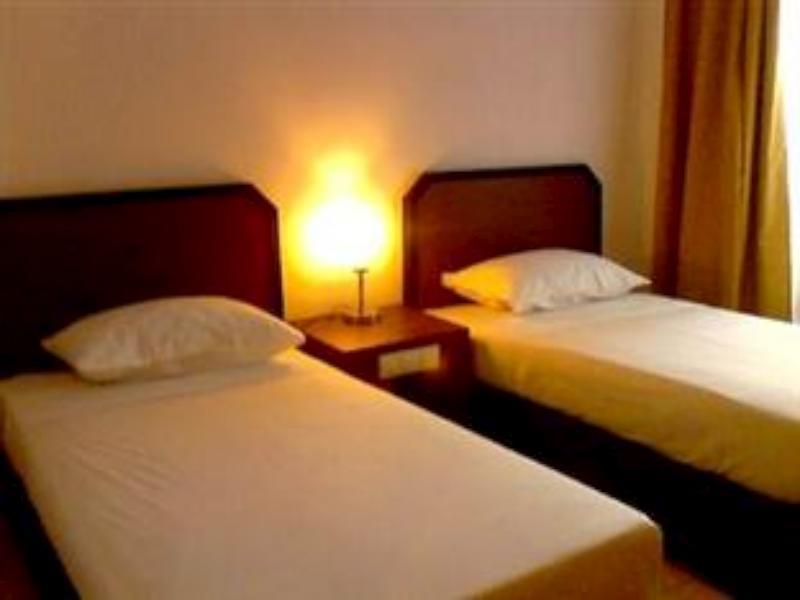 Hotel Lucky Inn Манадо Экстерьер фото