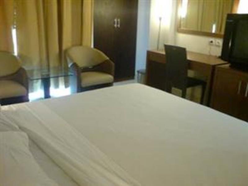 Hotel Lucky Inn Манадо Экстерьер фото