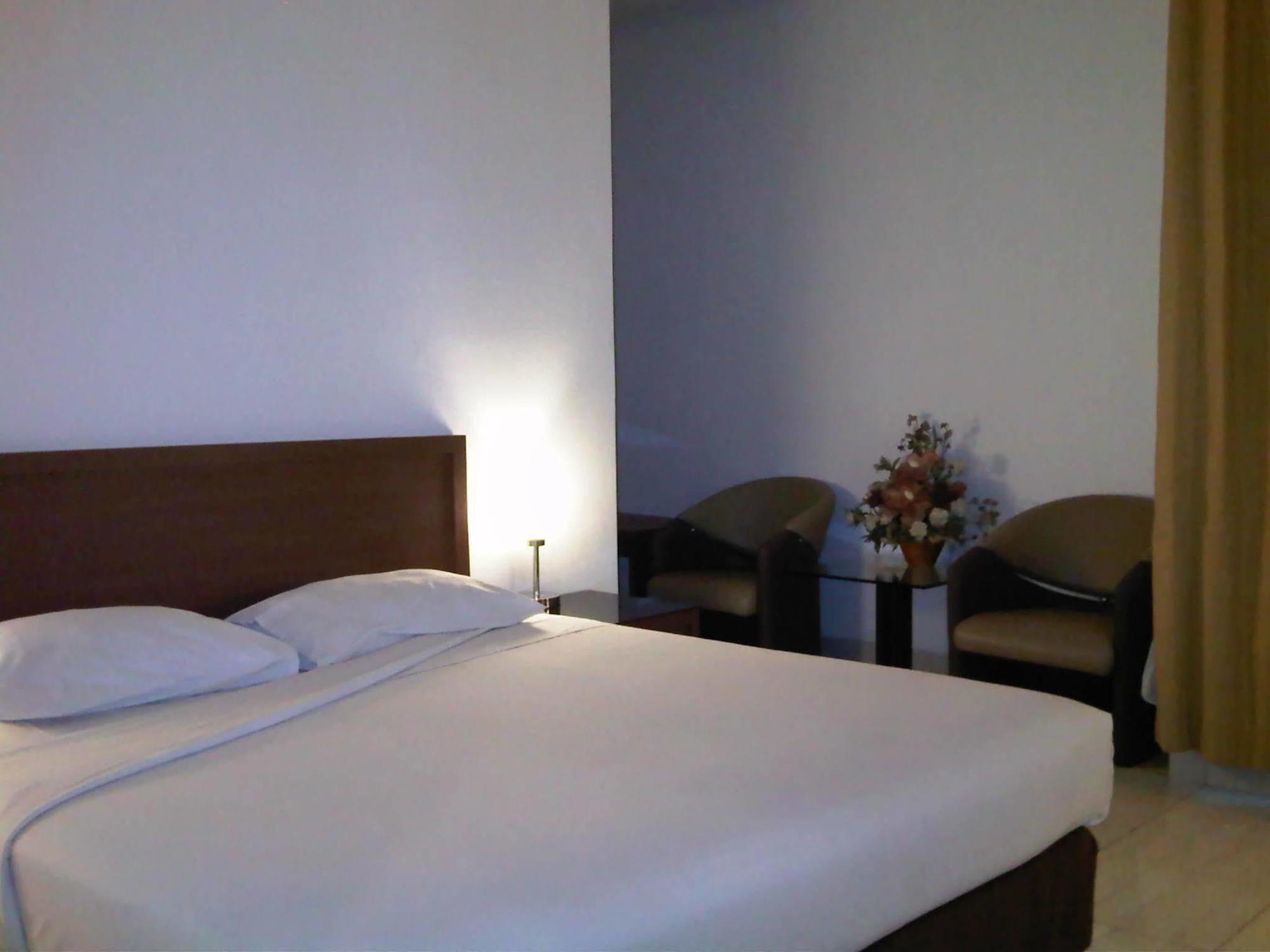 Hotel Lucky Inn Манадо Экстерьер фото