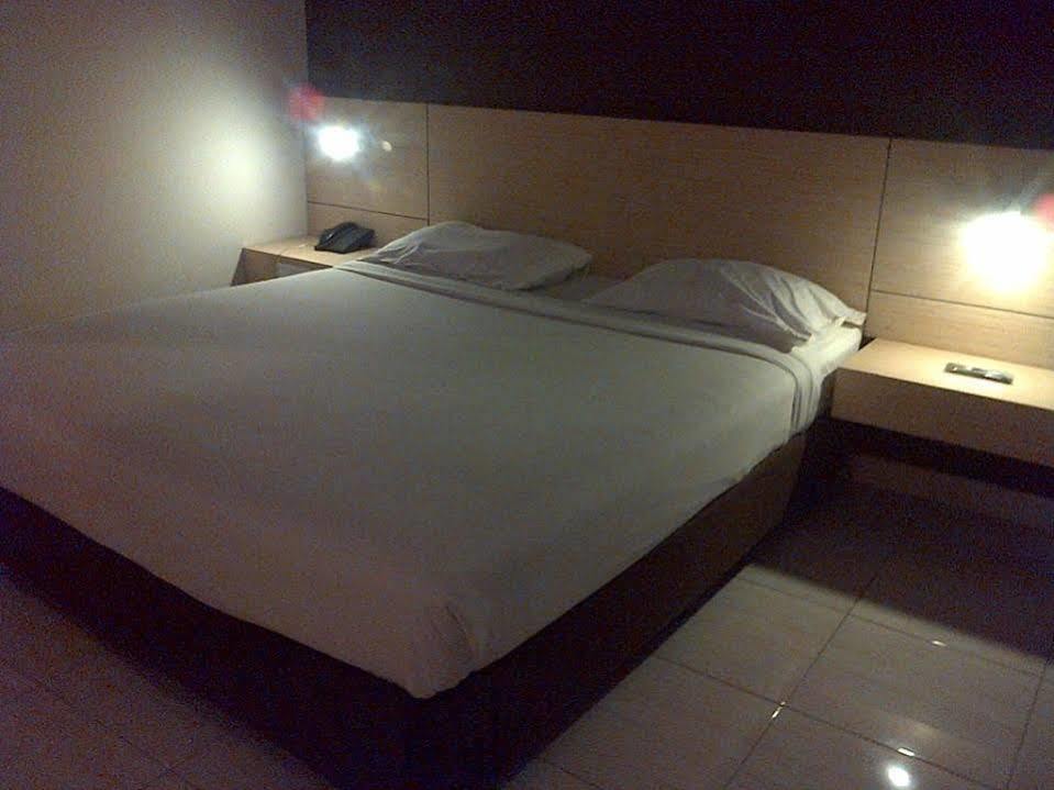 Hotel Lucky Inn Манадо Экстерьер фото